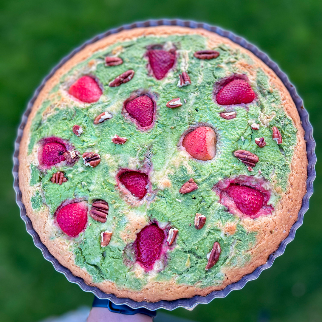 veganský koláč s čajem matcha a ovocem